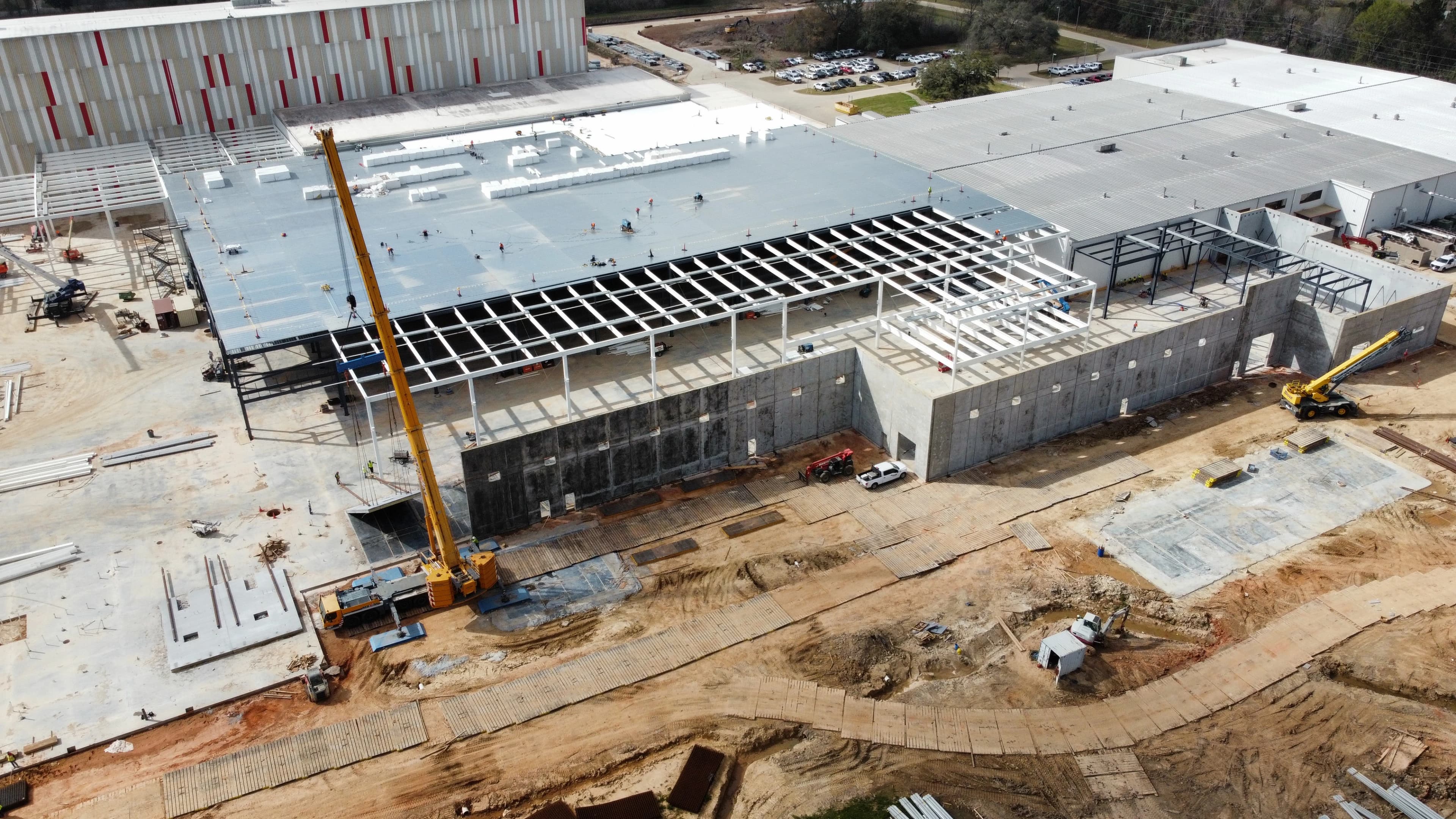 Large Crane erected on job side doing tilt up construction on large building